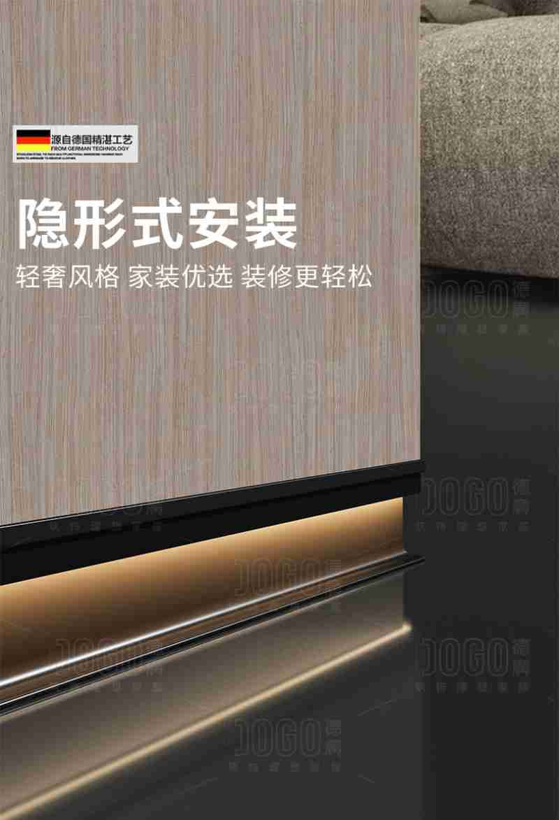 长沙航道事务中心工作人员检查锚链、缆绳的牢固程度。